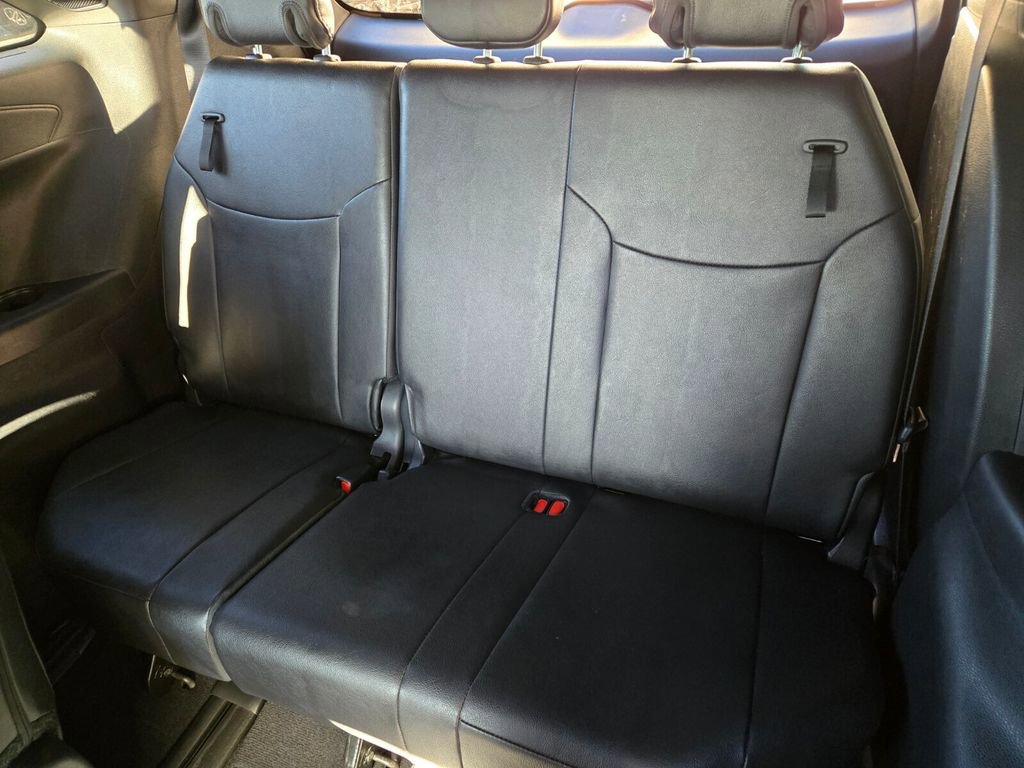 Used 2025 Toyota Sienna Limited image 14