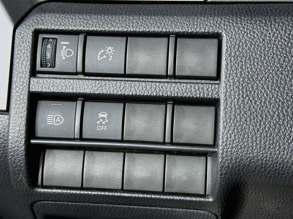 Used 2025 Toyota Tacoma SR5 AWD/4WD image 15
