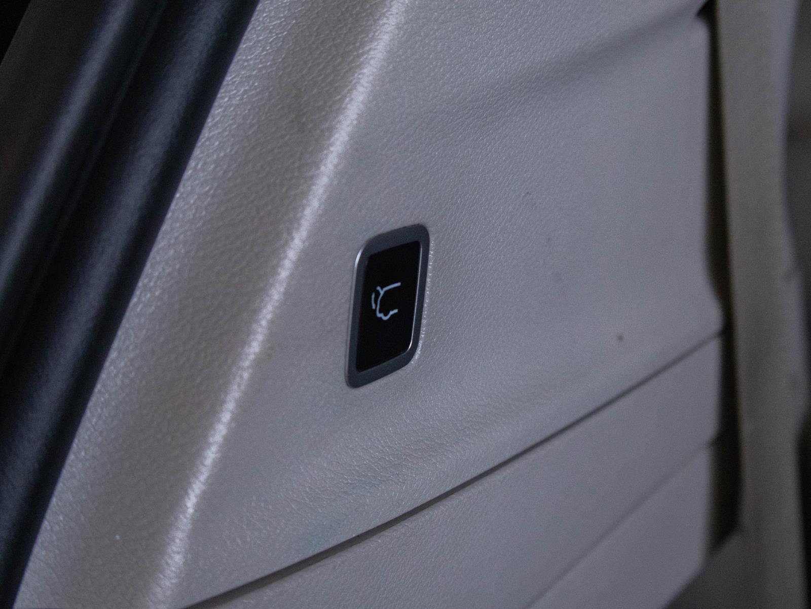 Used 2023 Chrysler Pacifica Touring-L FWD image 23
