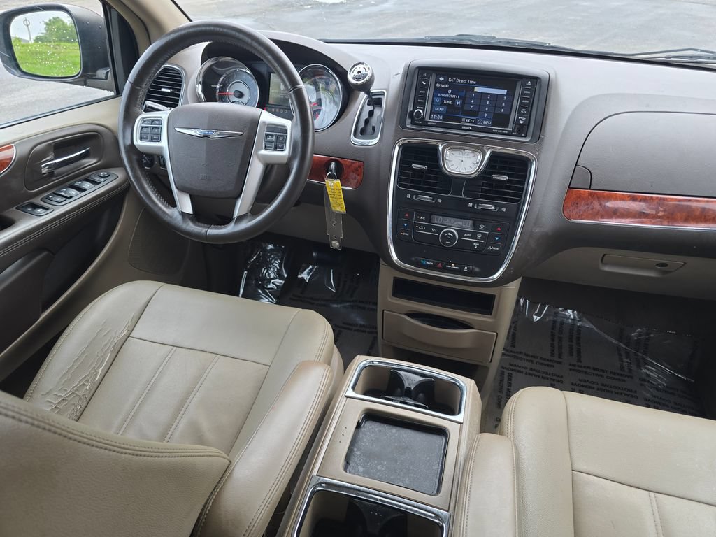 Used 2016 Chrysler Town & Country Touring FWD image 4