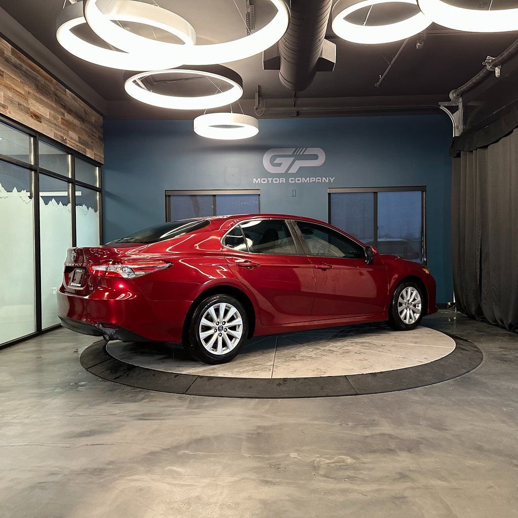 Used 2018 Toyota Camry LE FWD image 3