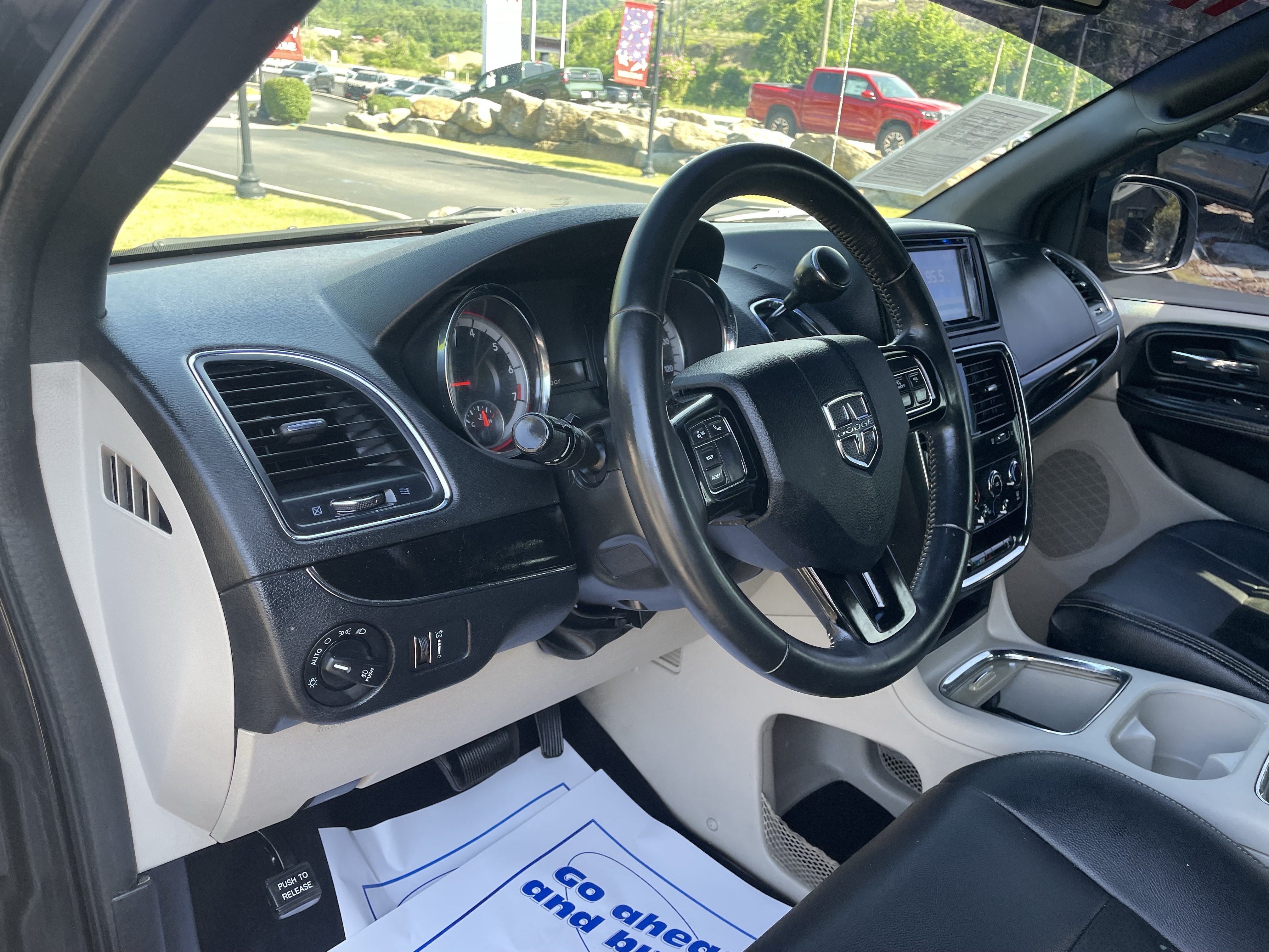 Used 2017 Dodge Grand Caravan SXT FWD image 18