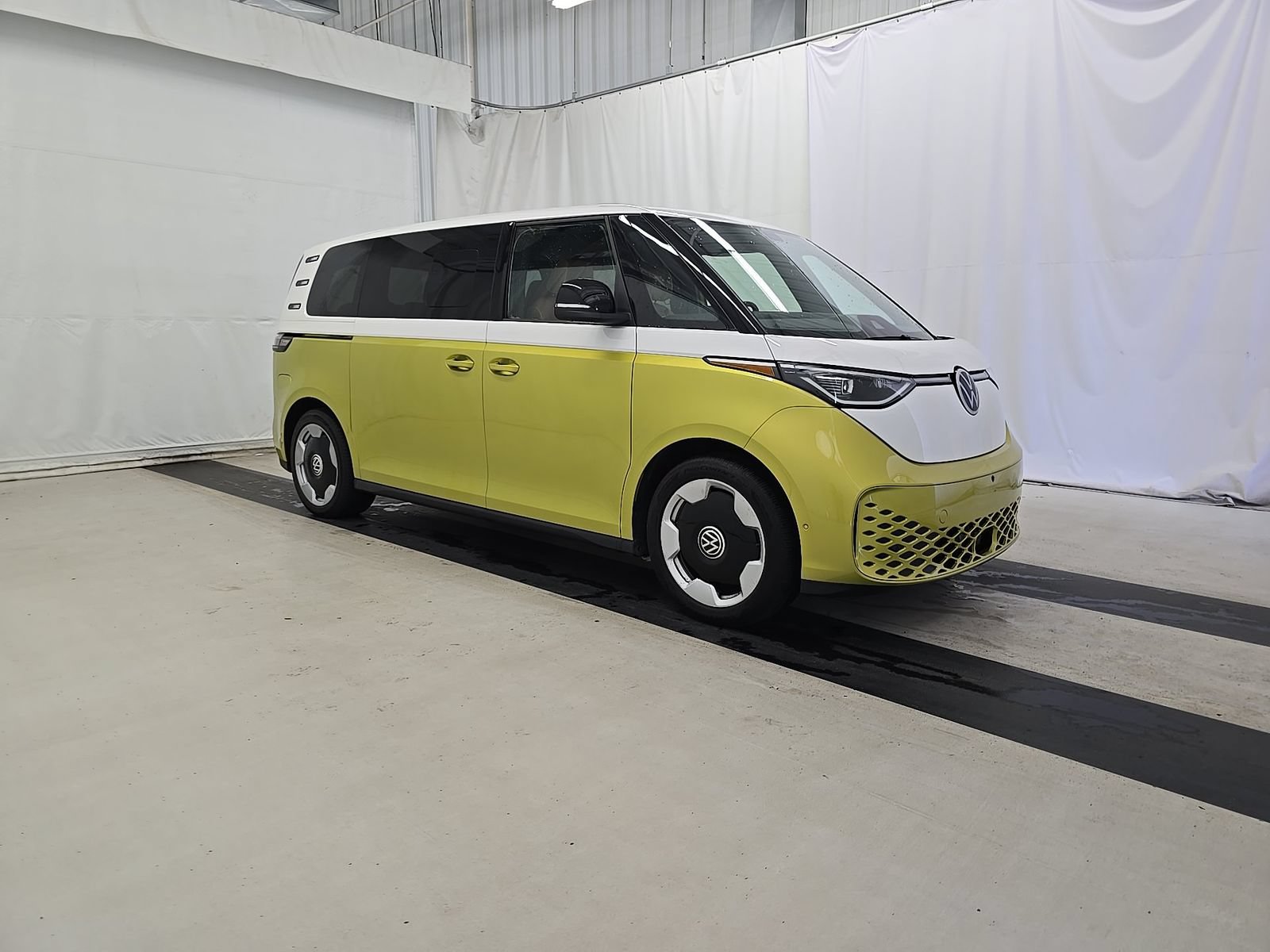 Used 2025 Volkswagen ID. Buzz Pro S Plus RWD image 5