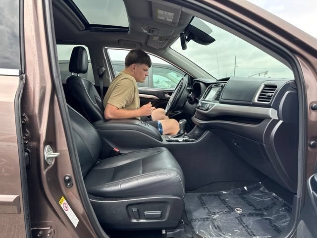 Used 2017 Toyota Highlander XLE FWD image 14