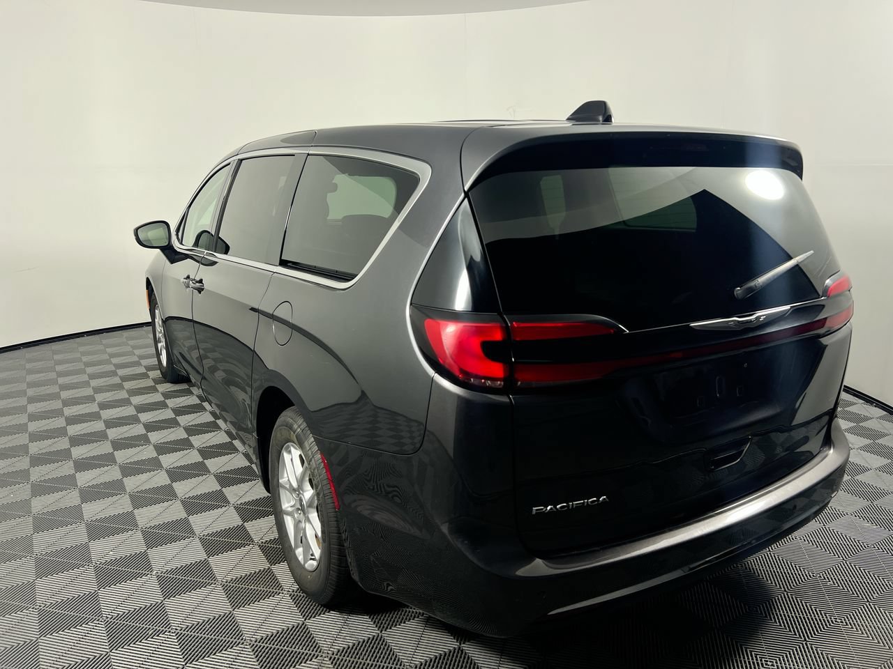 Used 2023 Chrysler Pacifica Touring-L FWD image 5