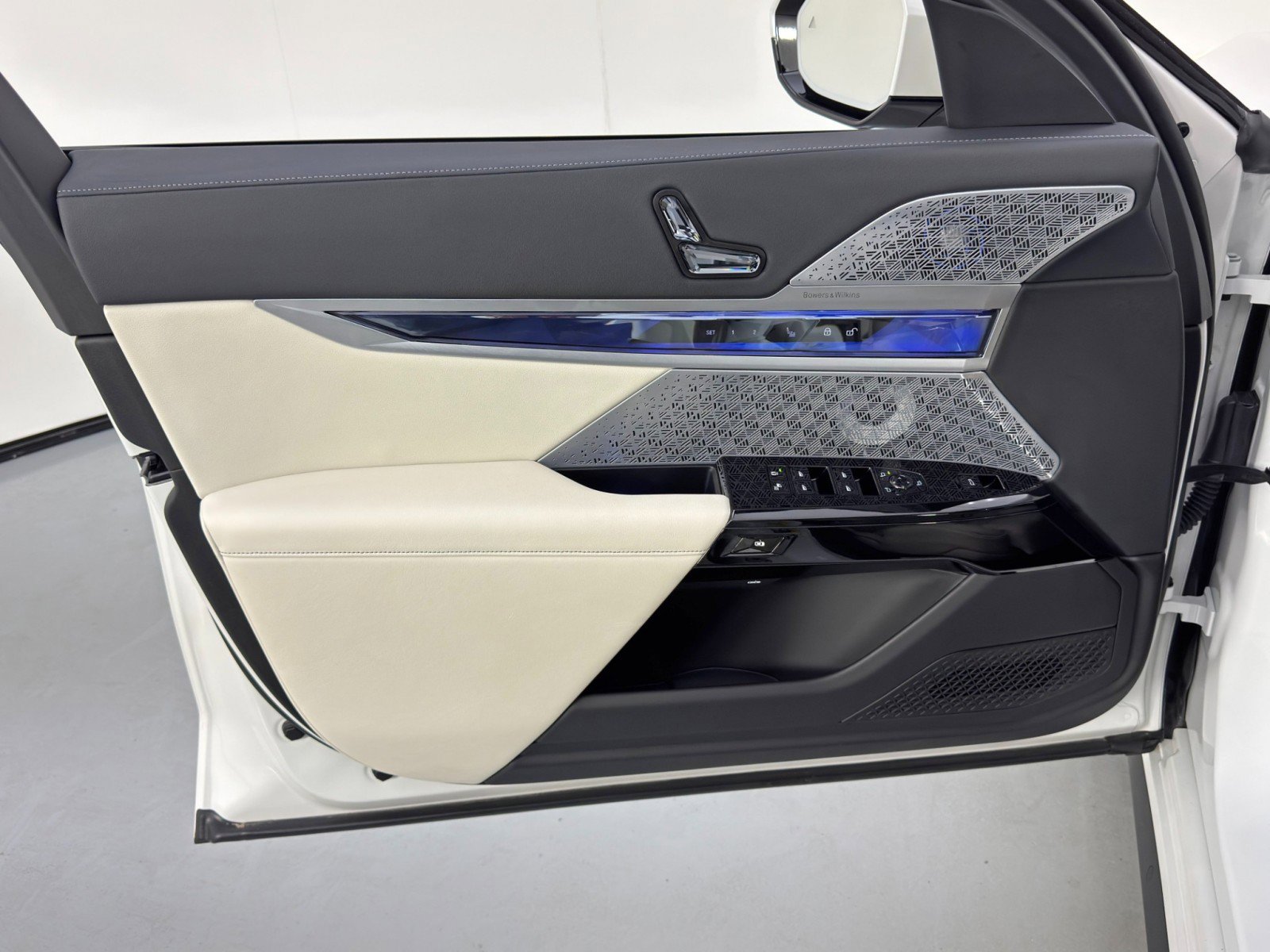 Used 2023 BMW i7 xDrive60 w/ Executive Package 2 image 57