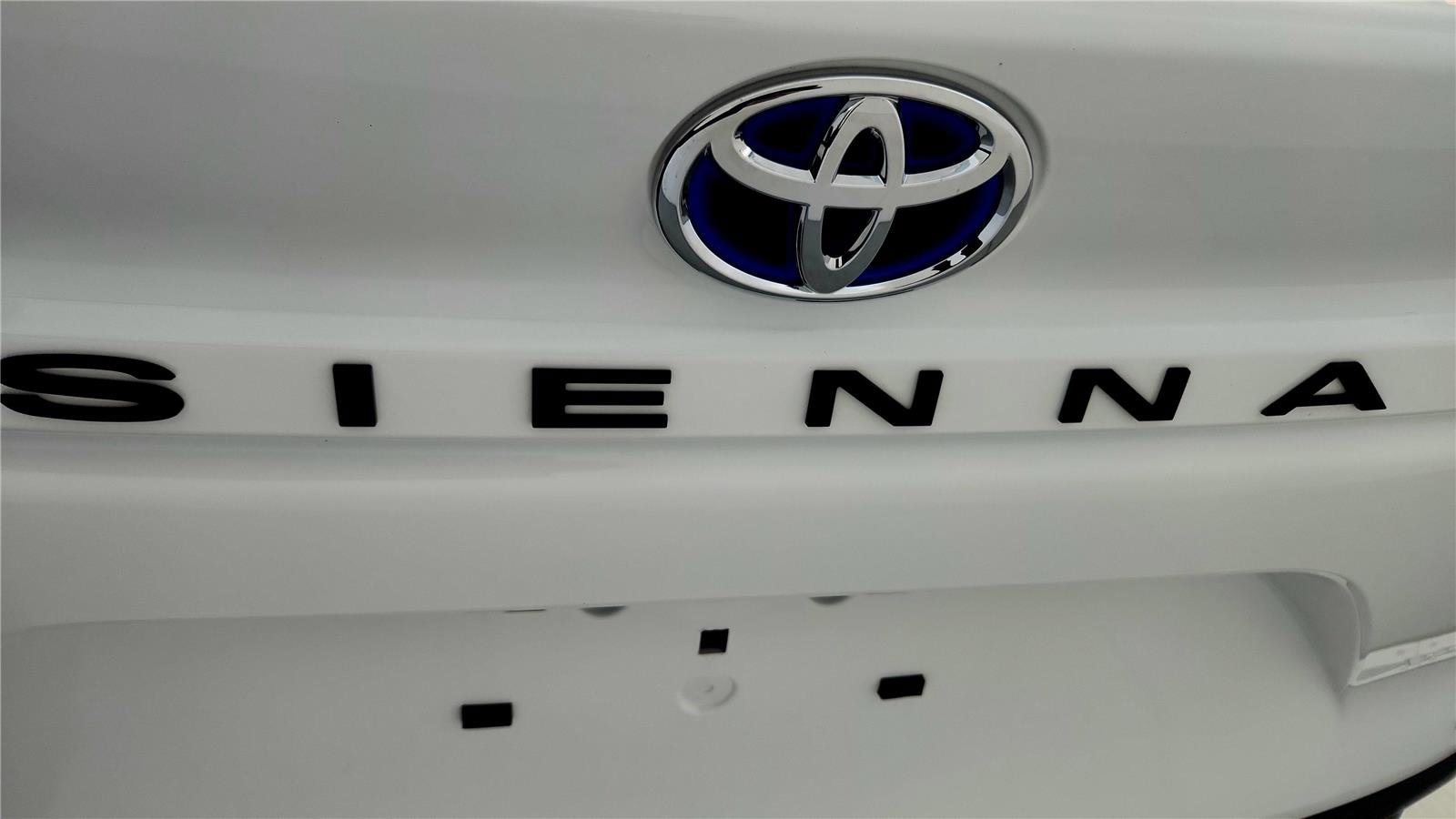 Used 2025 Toyota Sienna LE AWD/4WD image 14