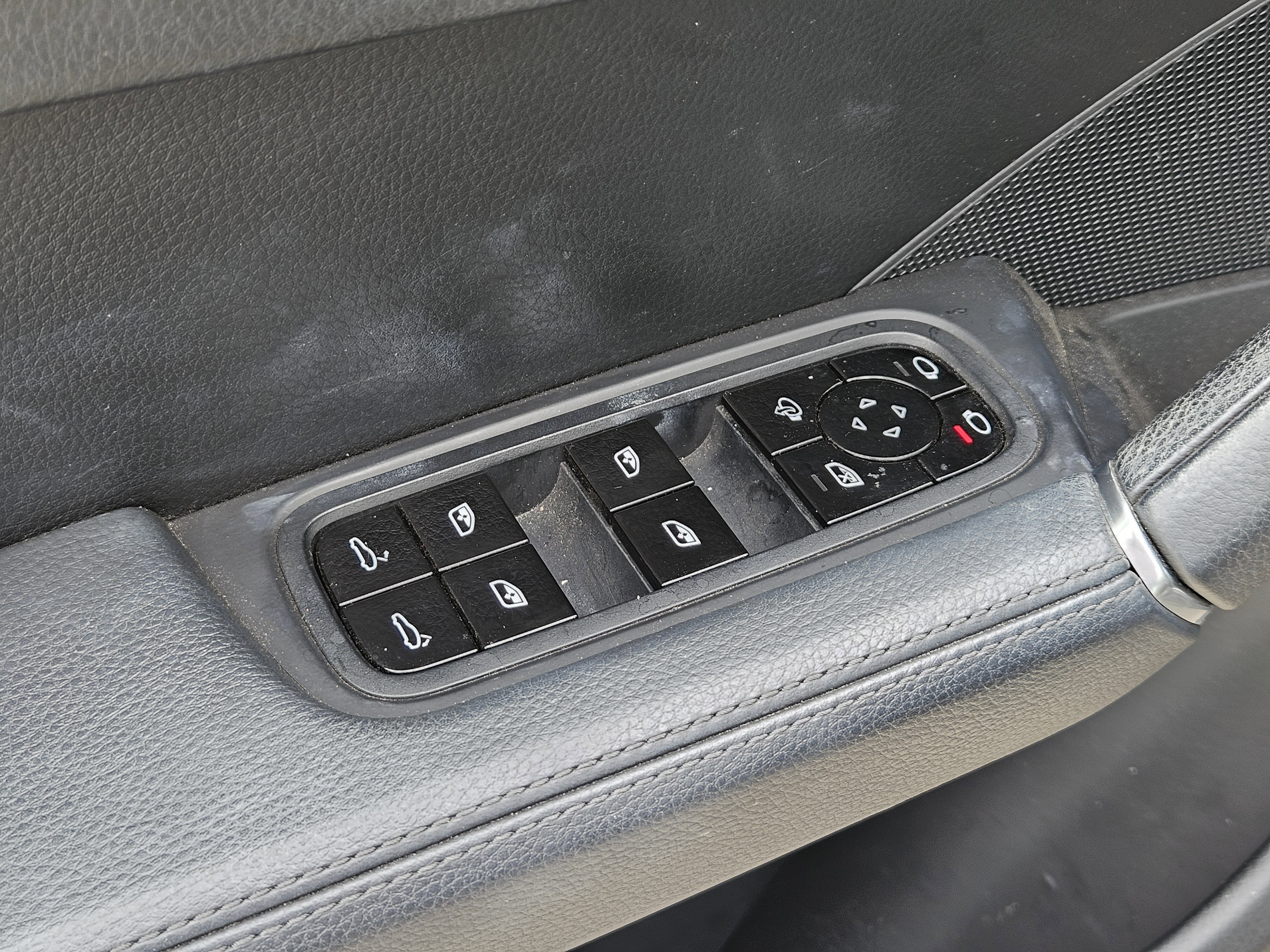 Used 2020 Porsche Cayenne image 32