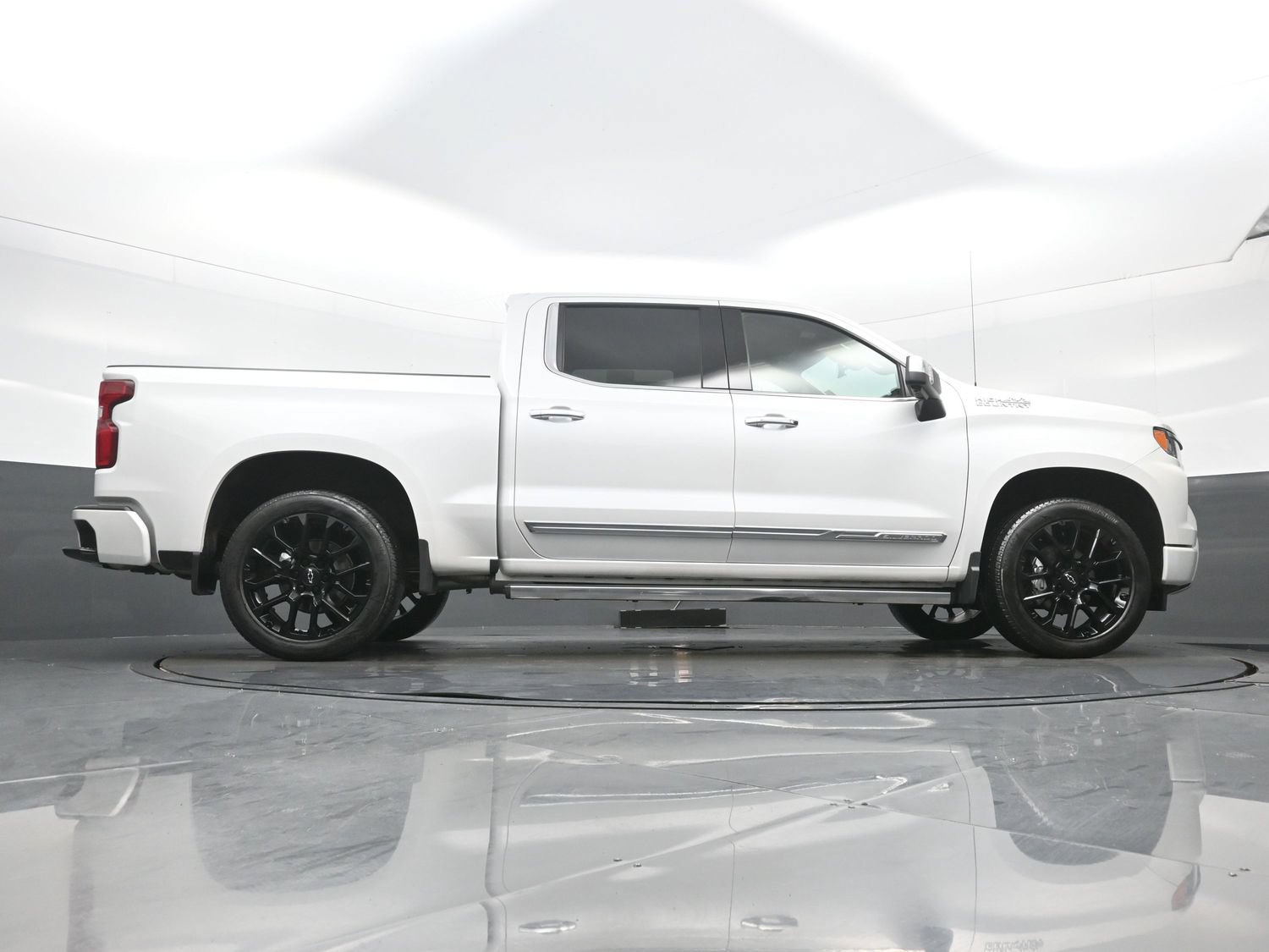 Used 2025 Chevrolet Silverado 1500 High Country AWD/4WD image 36