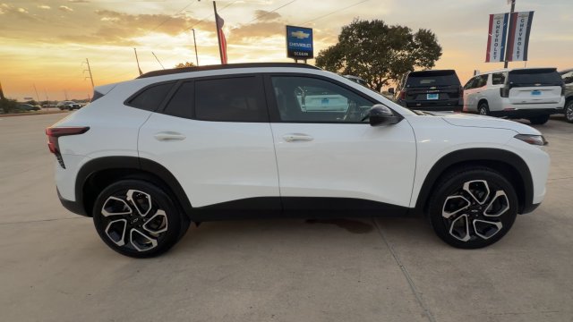 Certified 2025 Chevrolet Trax RS w/ Sunroof Package FWD image 9