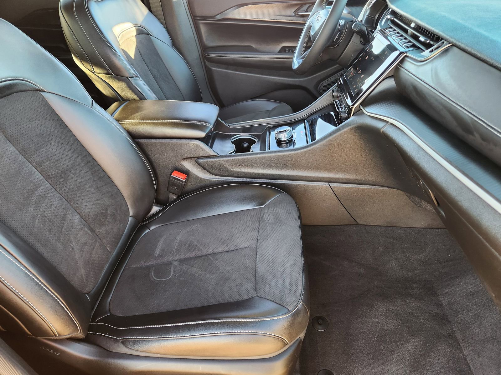 Used 2025 Jeep Grand Cherokee 4WD image 18