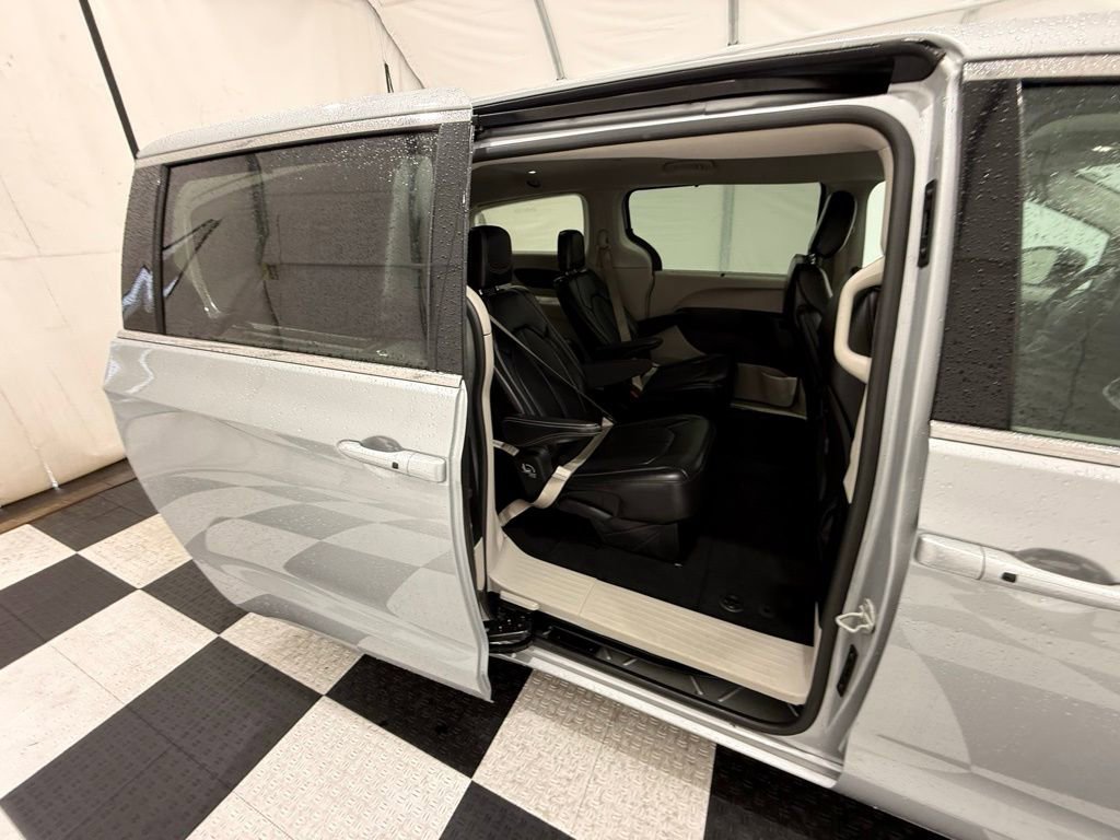 Used 2024 Chrysler Pacifica Touring-L FWD image 27