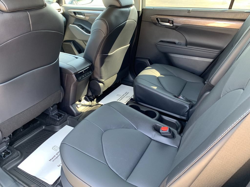 Used 2026 Toyota Highlander Limited AWD/4WD image 14