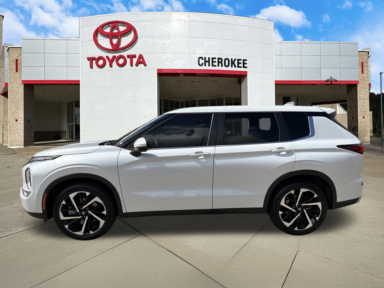 Used 2024 Mitsubishi Outlander SE image 8