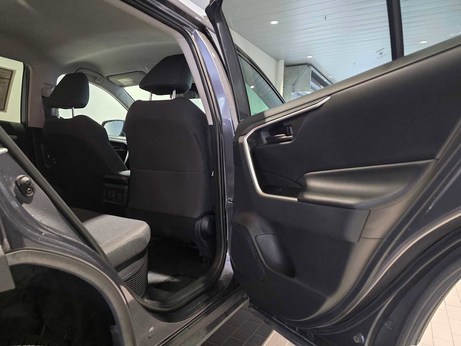 Used 2019 Toyota RAV4 LE image 15