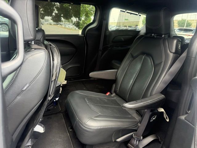 Used 2020 Chrysler Pacifica Touring-L w/ Advanced Safetytec Group FWD image 8