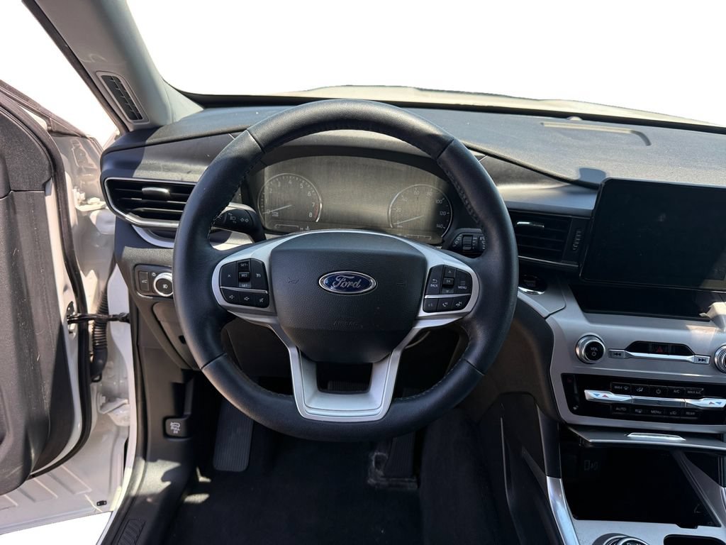 Used 2023 Ford Explorer XLT w/ Equipment Group 202A AWD/4WD image 14
