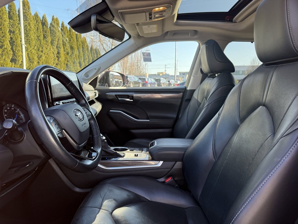 Used 2020 Toyota Highlander Limited image 16