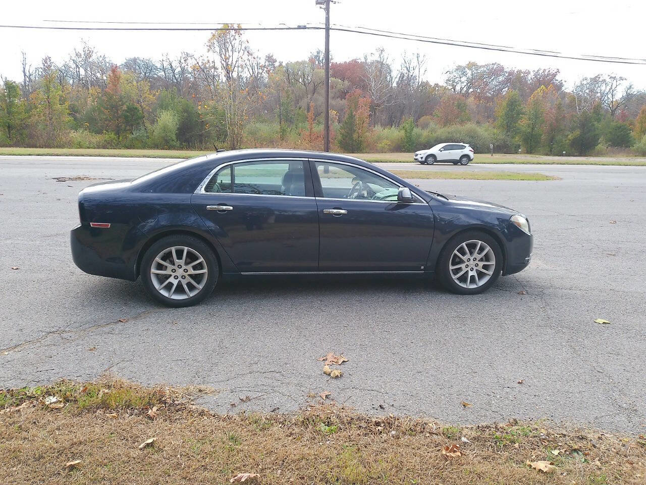 Used 2009 Chevrolet Malibu LTZ w/ Rear Power Package image 6