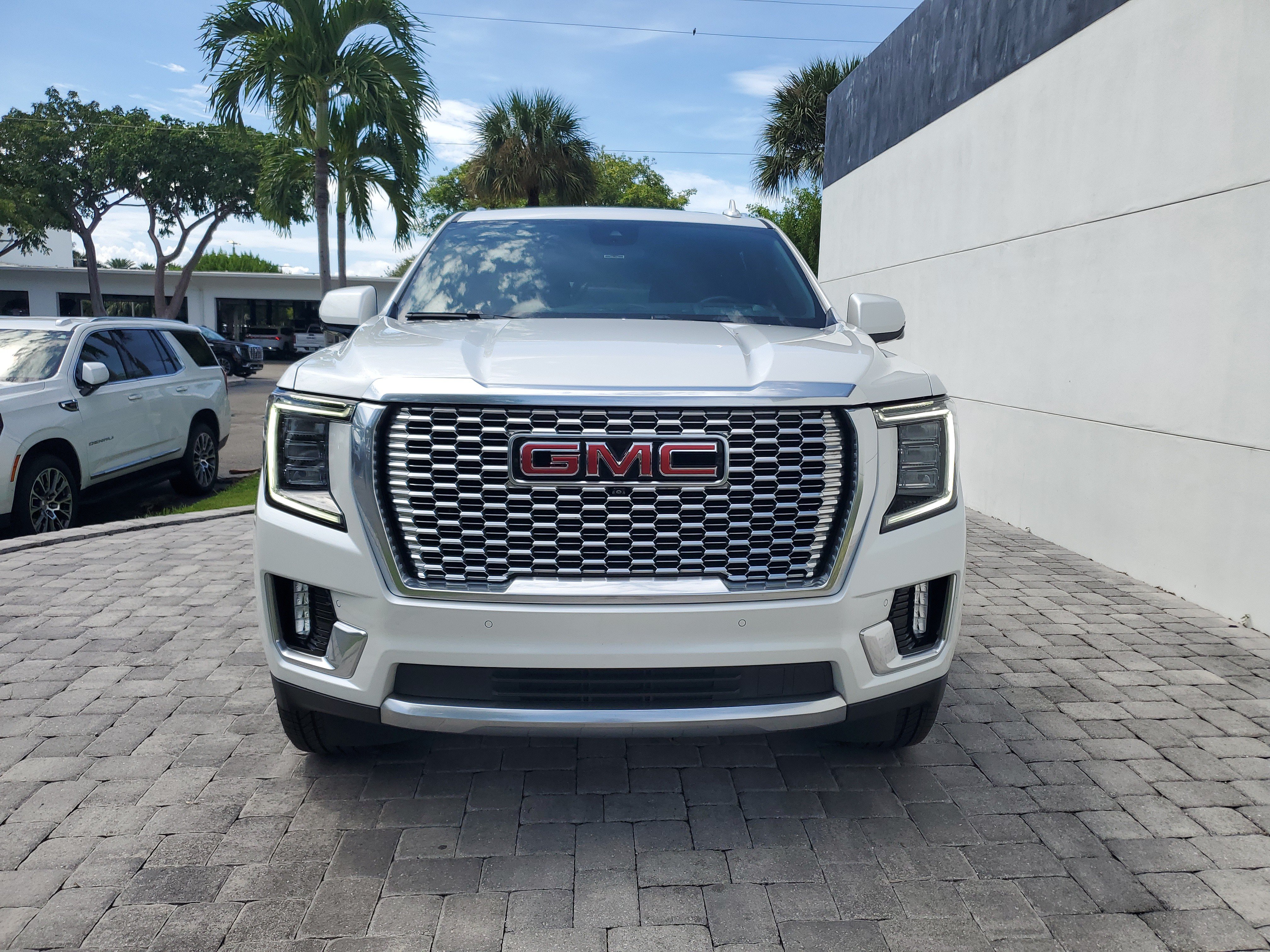Used 2023 GMC Yukon XL Denali w/ Denali Reserve Package AWD/4WD image 2