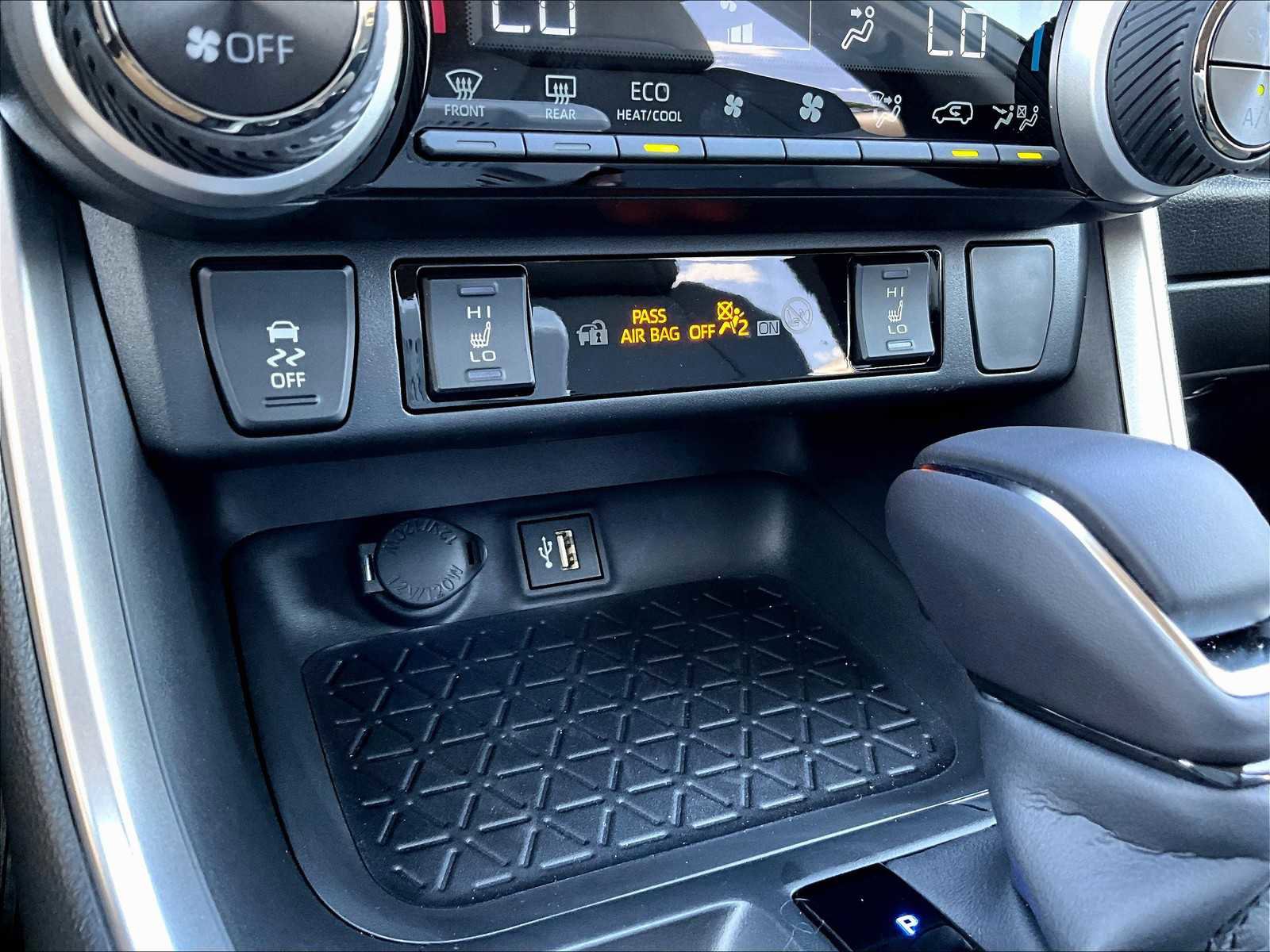 Used 2025 Toyota RAV4 XLE Premium image 27