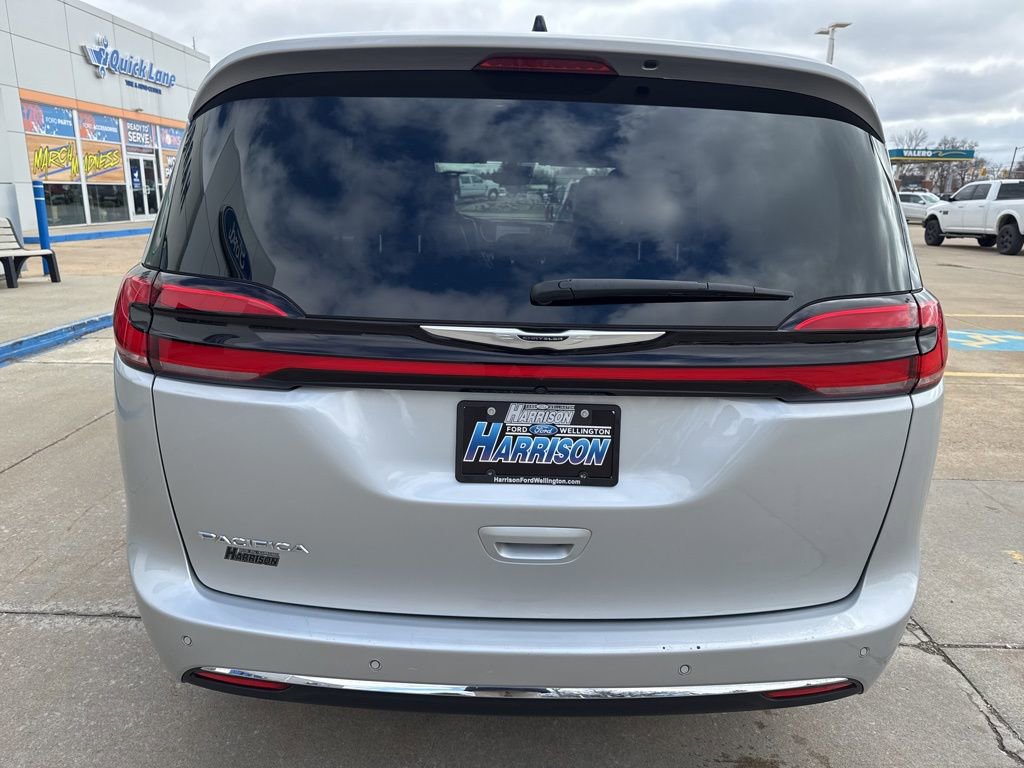 Used 2024 Chrysler Pacifica Touring-L image 28