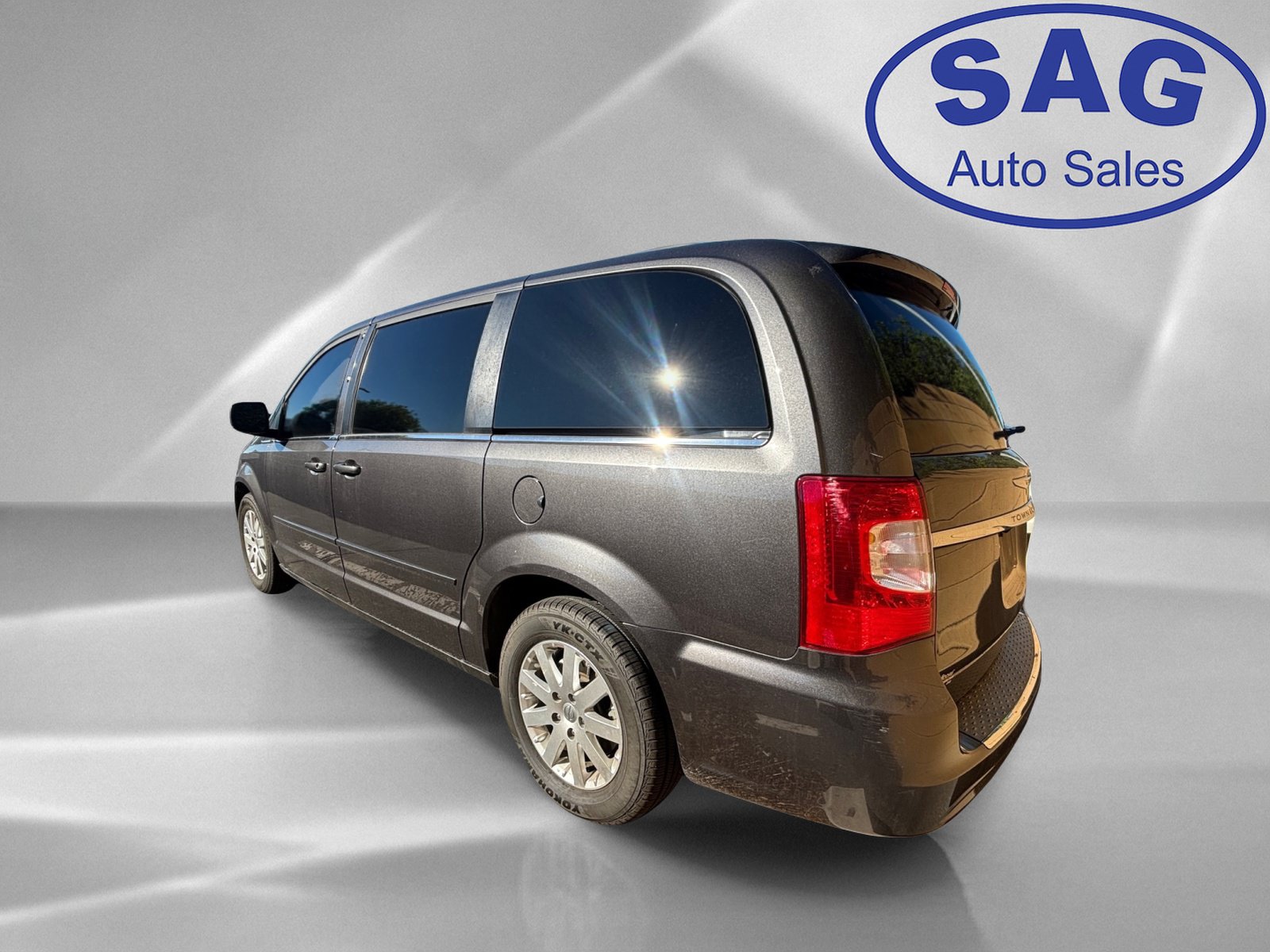 Used 2015 Chrysler Town & Country LX FWD image 3