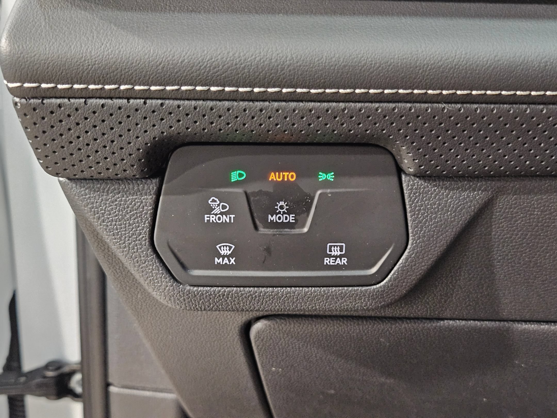 Used 2025 Volkswagen Atlas SE FWD image 25