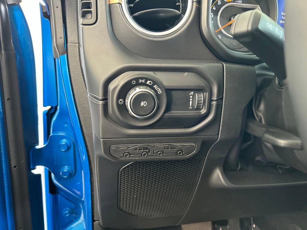 Used 2025 Jeep Wrangler Unlimited Sahara AWD/4WD image 44