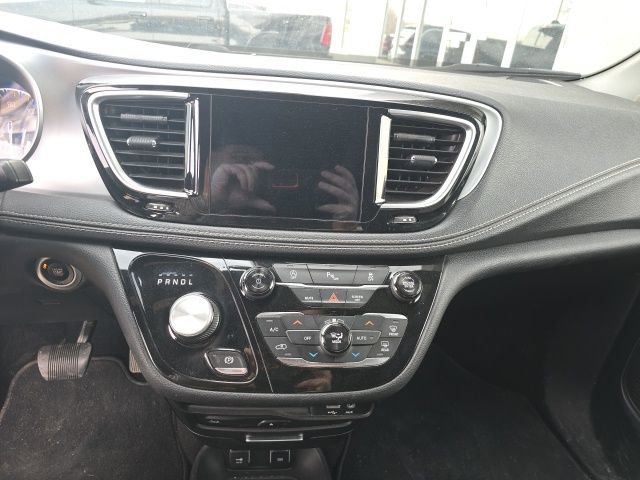 Used 2018 Chrysler Pacifica Limited w/ S Appearance Package image 13