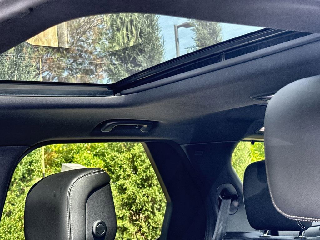 Certified 2025 Land Rover Discovery S image 19