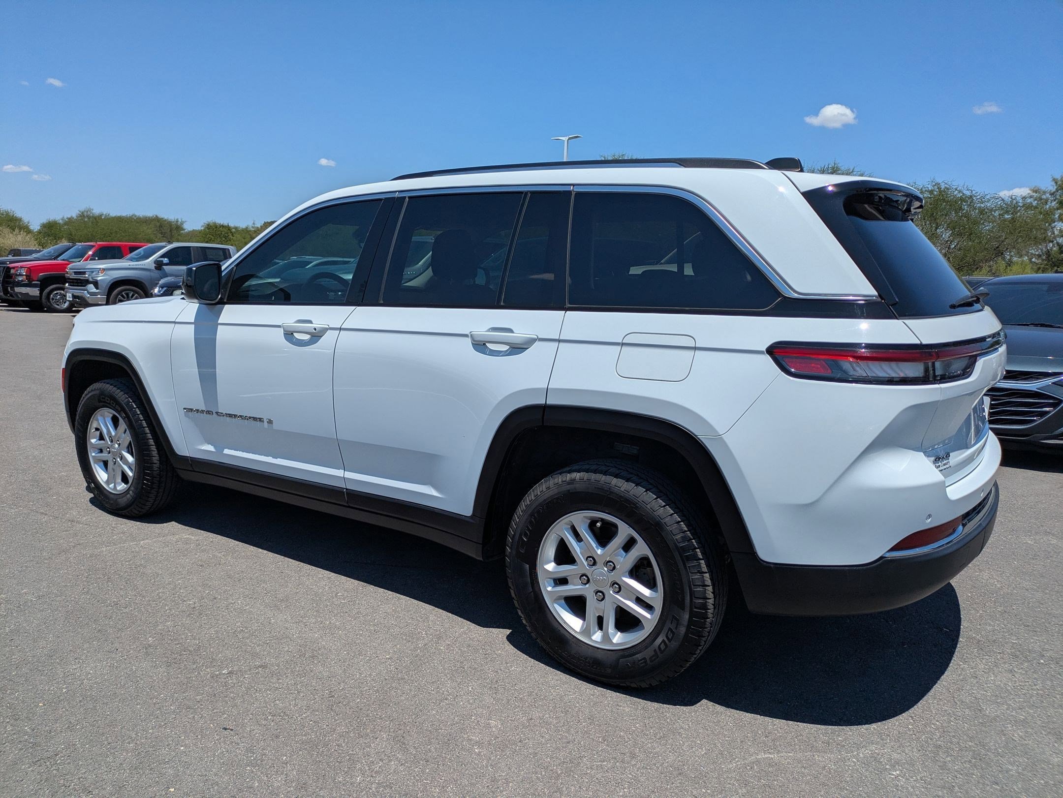 Used 2023 Jeep Grand Cherokee Laredo image 6