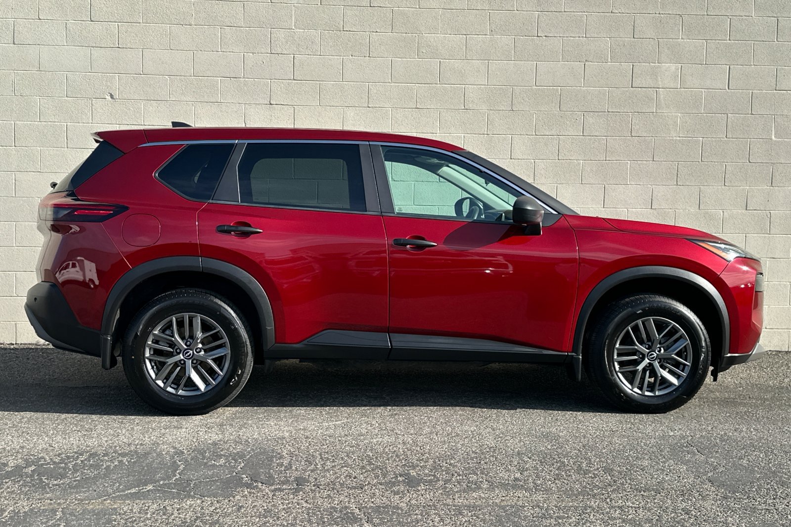 Used 2023 Nissan Rogue S FWD image 3