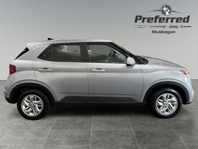 Used 2022 Hyundai Venue SE FWD image 8