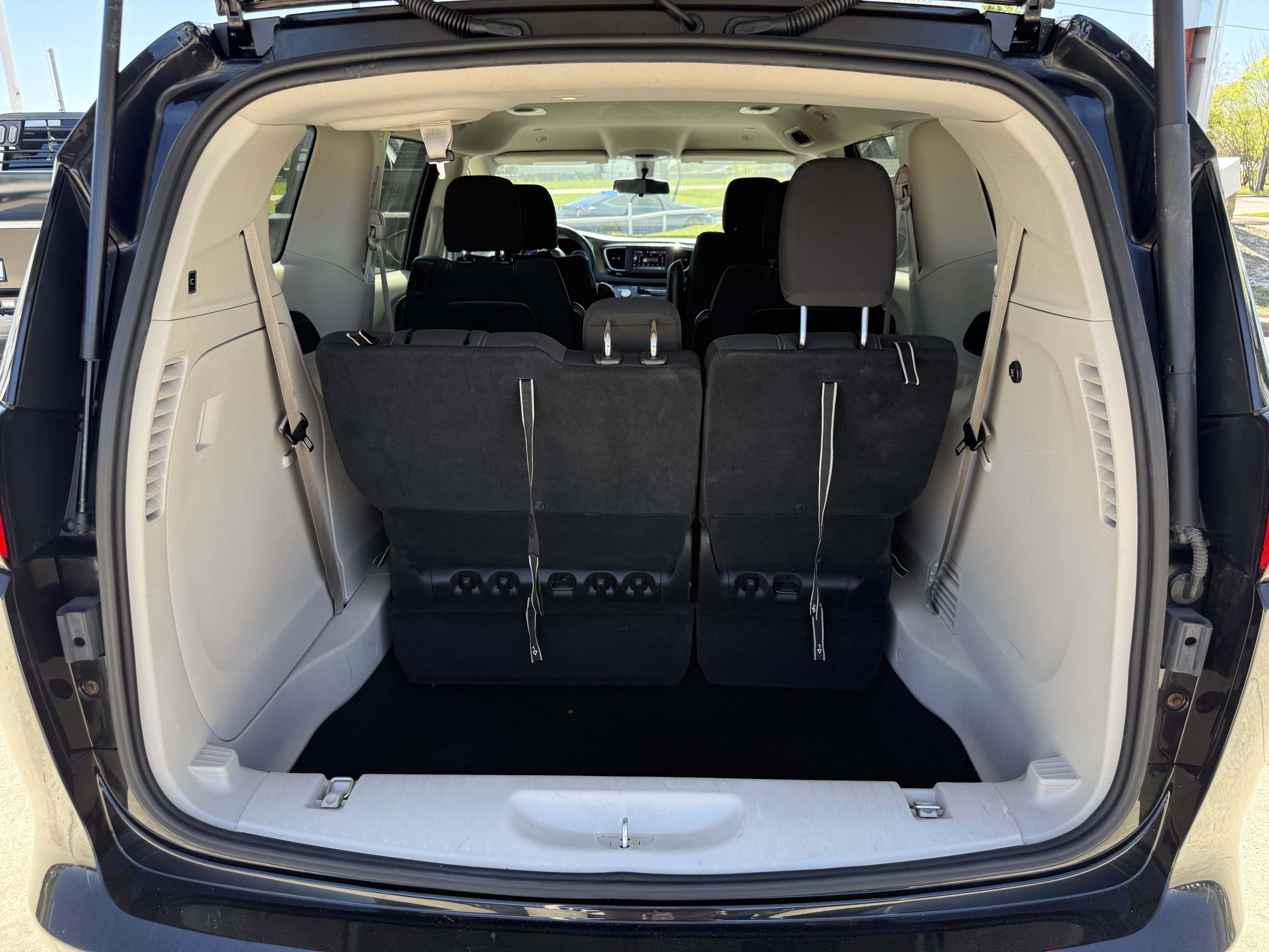 Used 2022 Chrysler Voyager LX image 31