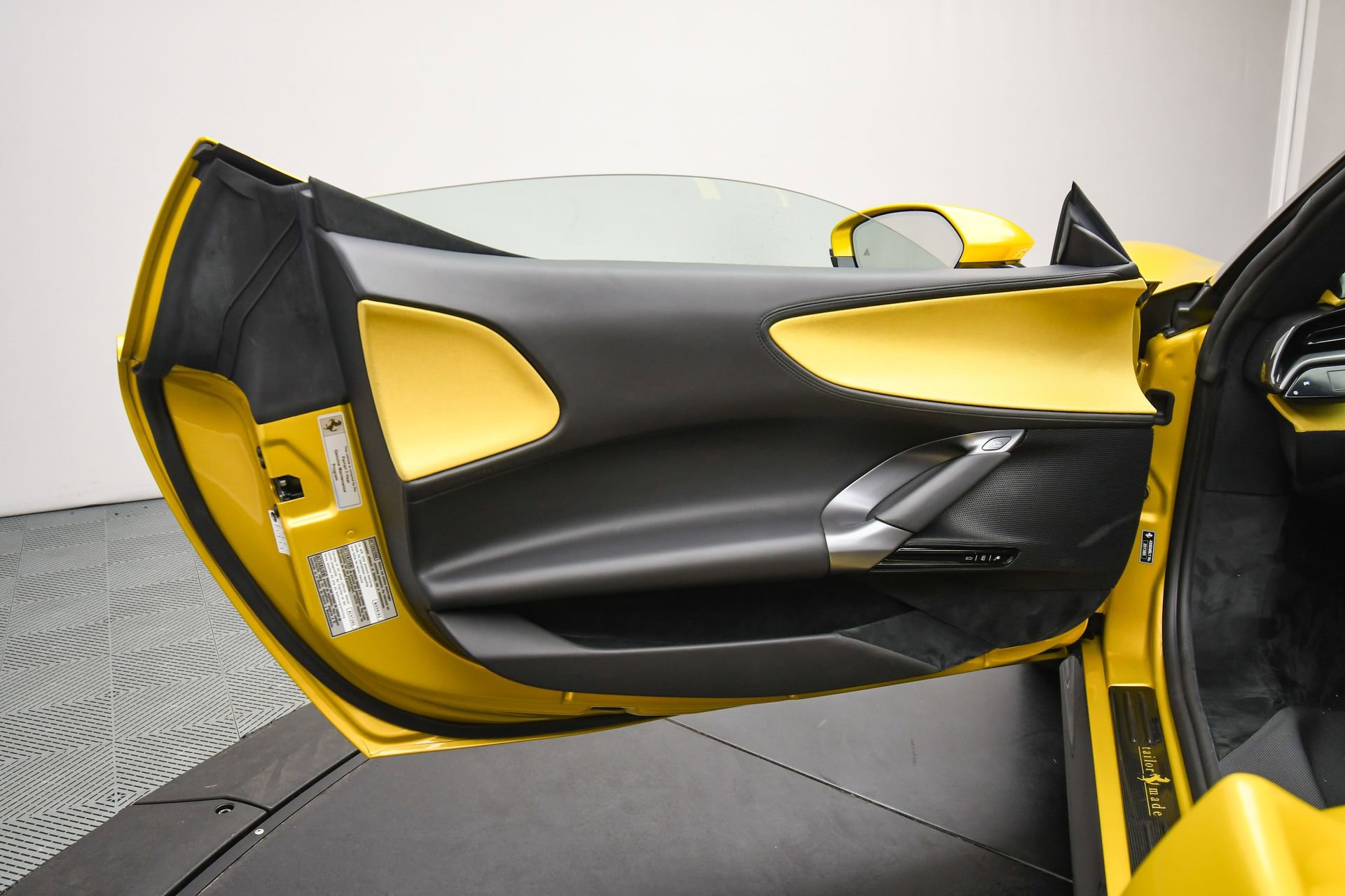 Used 2022 Ferrari SF90 Spider image 48