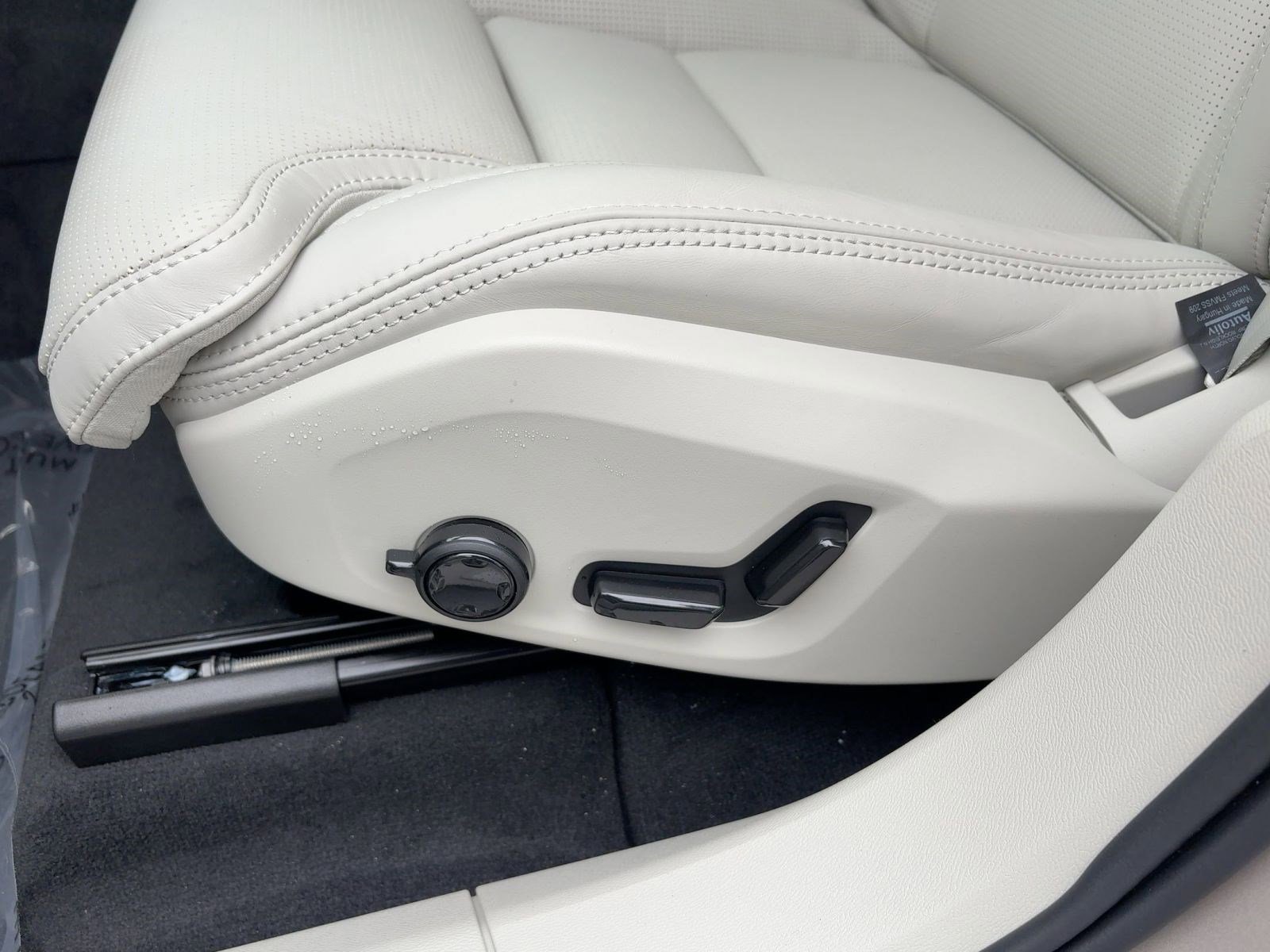 New 2026 Volvo XC60 T8 Ultra w/ Protection Package Premier image 13