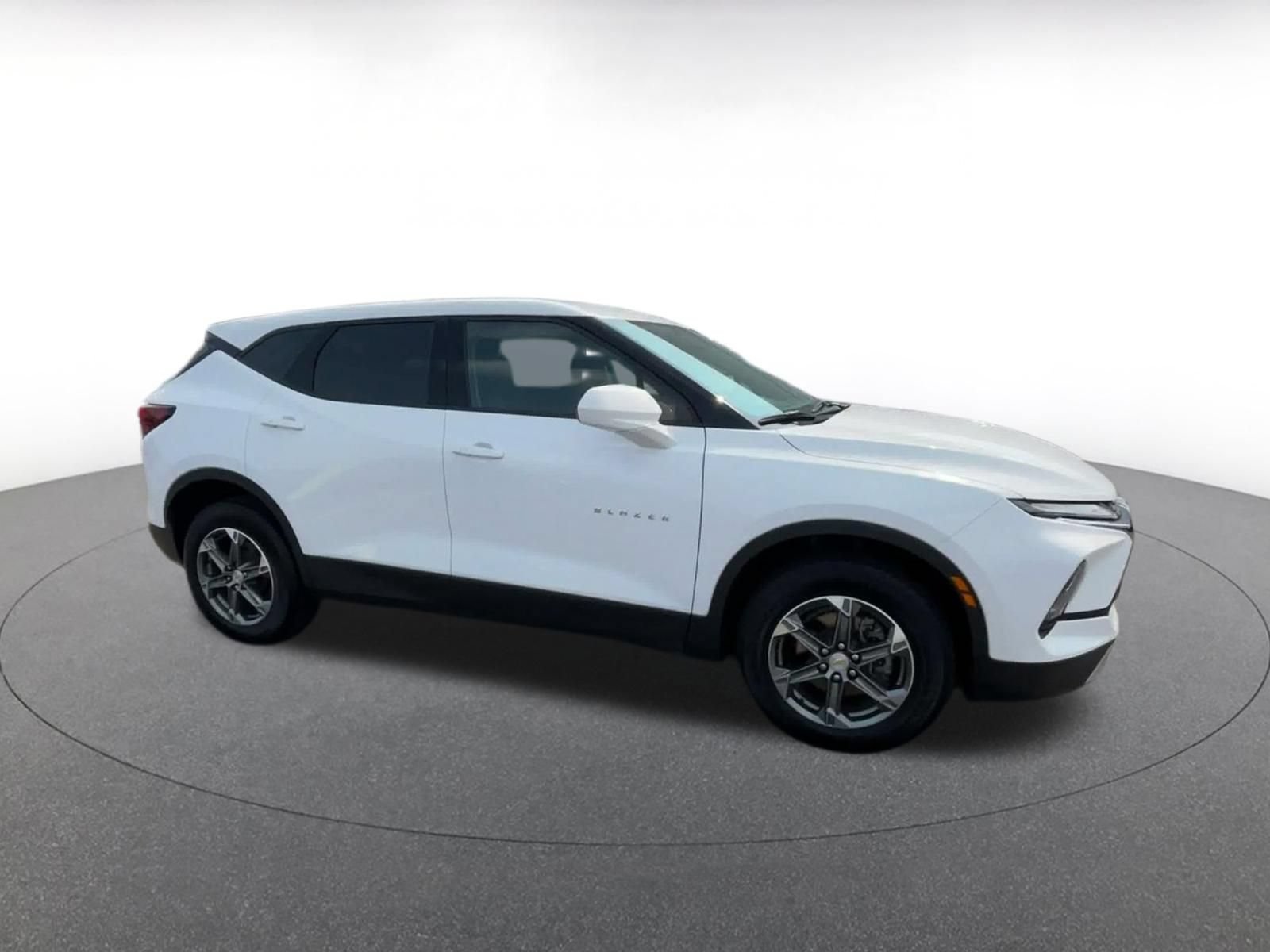 Used 2025 Chevrolet Blazer LT FWD image 2