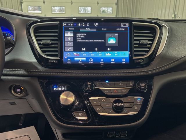Used 2023 Chrysler Pacifica Touring image 16