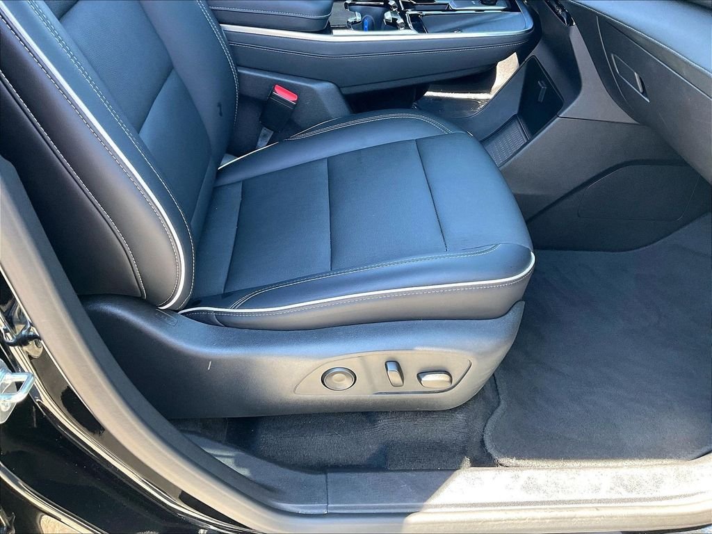 Used 2025 Buick Enclave Preferred AWD/4WD image 37