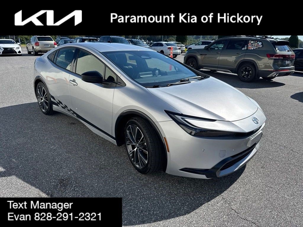 Used 2025 Toyota Prius XLE FWD image 3