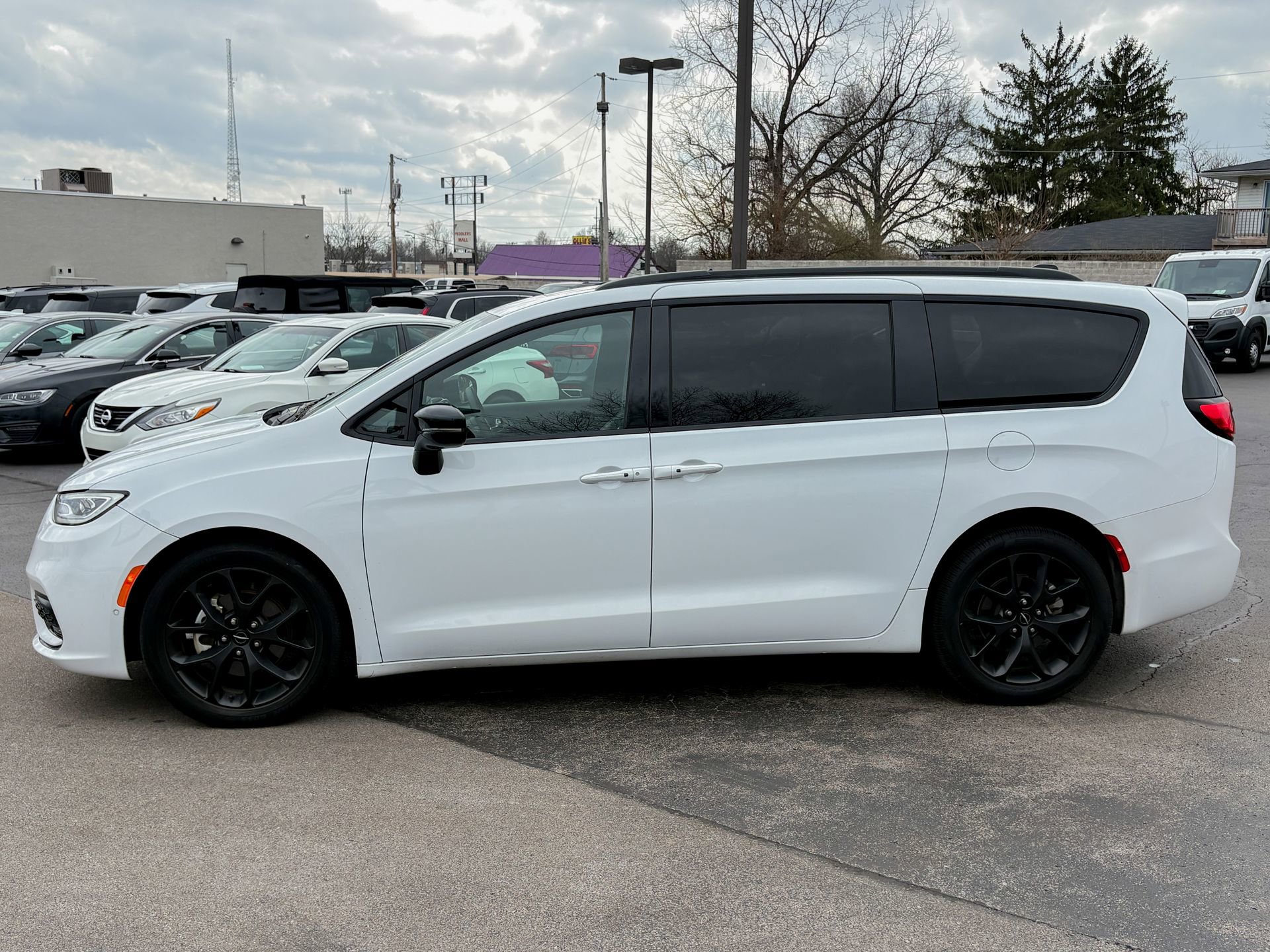 Used 2025 Chrysler Pacifica Limited image 4