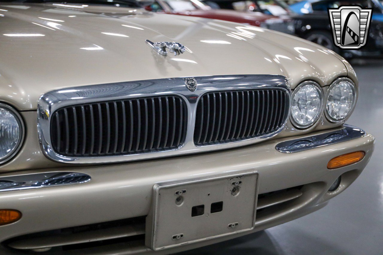 Used 2001 Jaguar XJ8 image 8