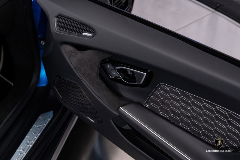 Used 2024 Lamborghini Huracan Sterrato image 41