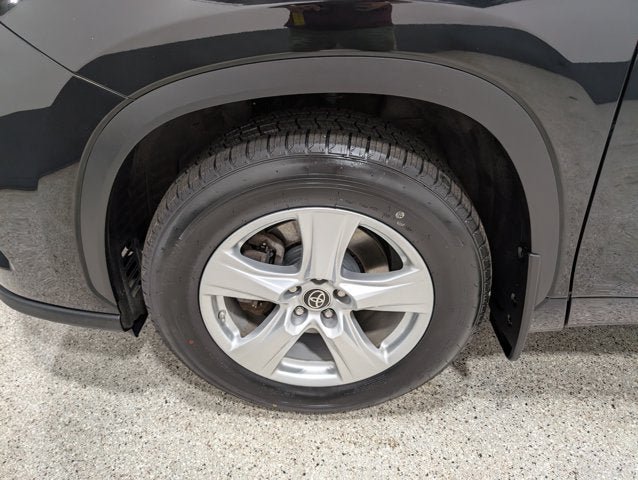 Used 2021 Toyota Highlander LE AWD/4WD image 9