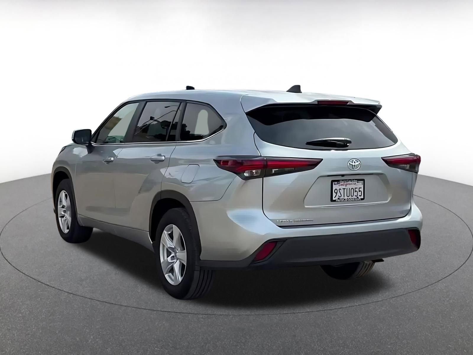 Used 2025 Toyota Highlander LE FWD image 11