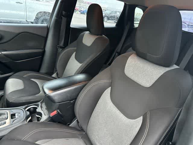 Used 2015 Jeep Cherokee Sport FWD image 4