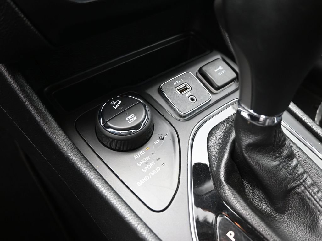 Used 2019 Jeep Cherokee Limited w/ Luxury Group AWD/4WD image 4