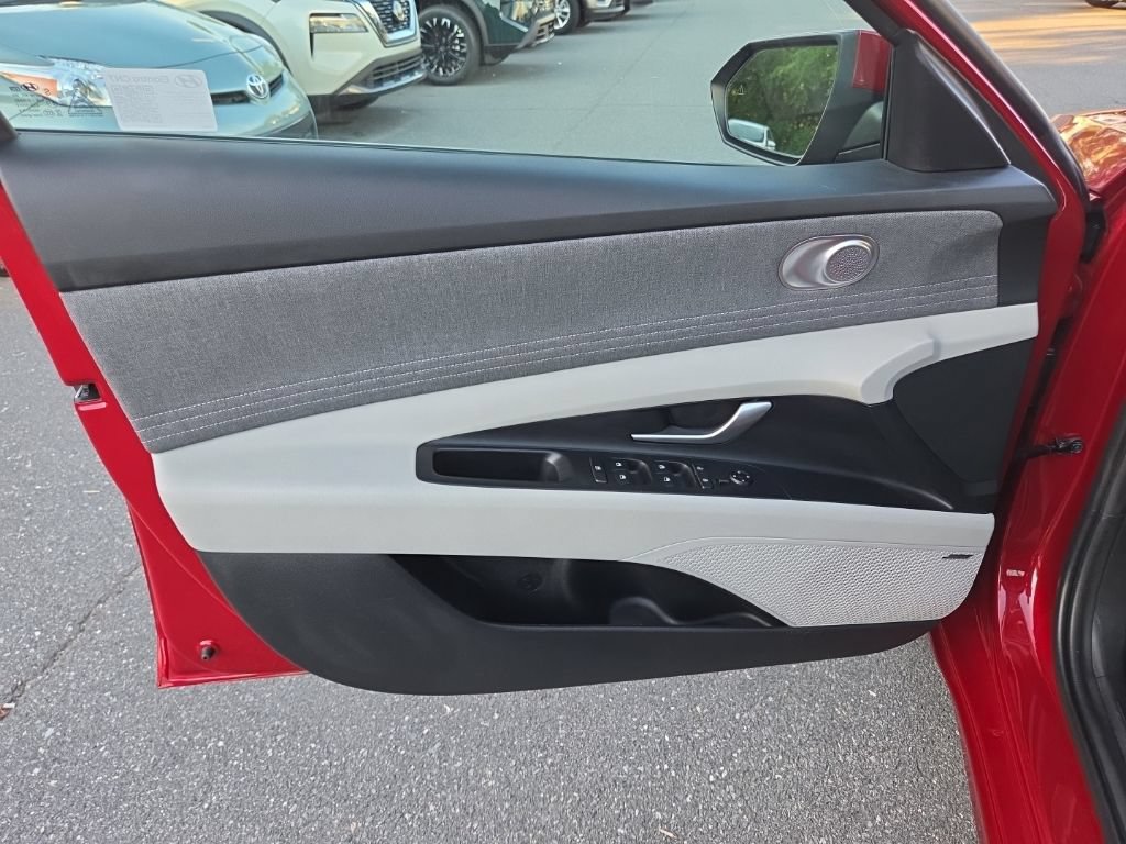Used 2025 Hyundai Elantra Limited FWD image 16