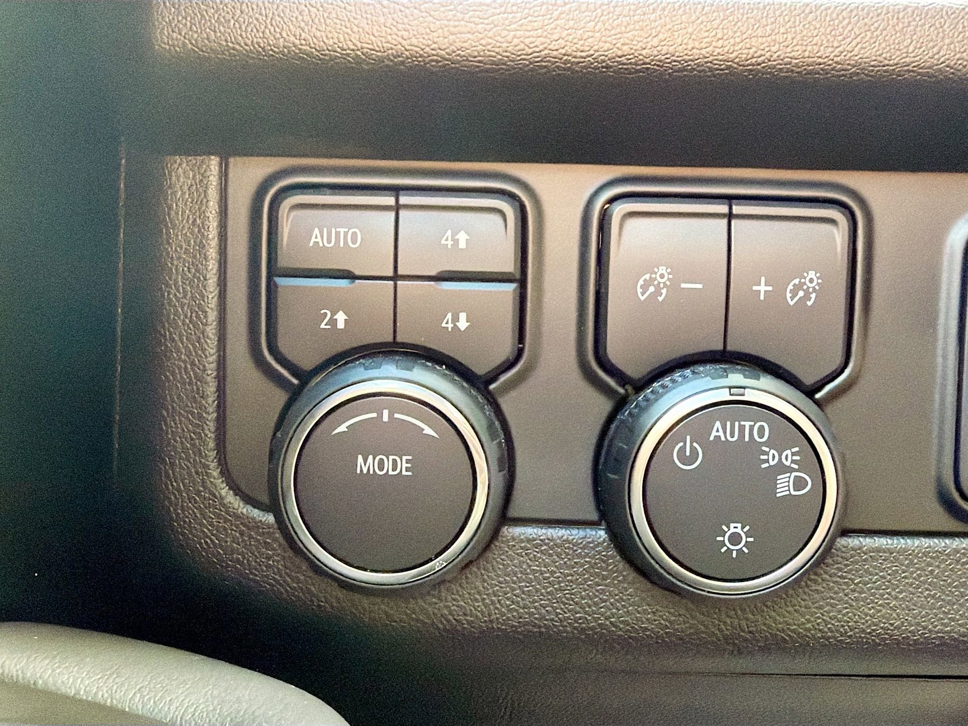 Used 2024 Chevrolet Suburban Z71 w/ Luxury Package image 33